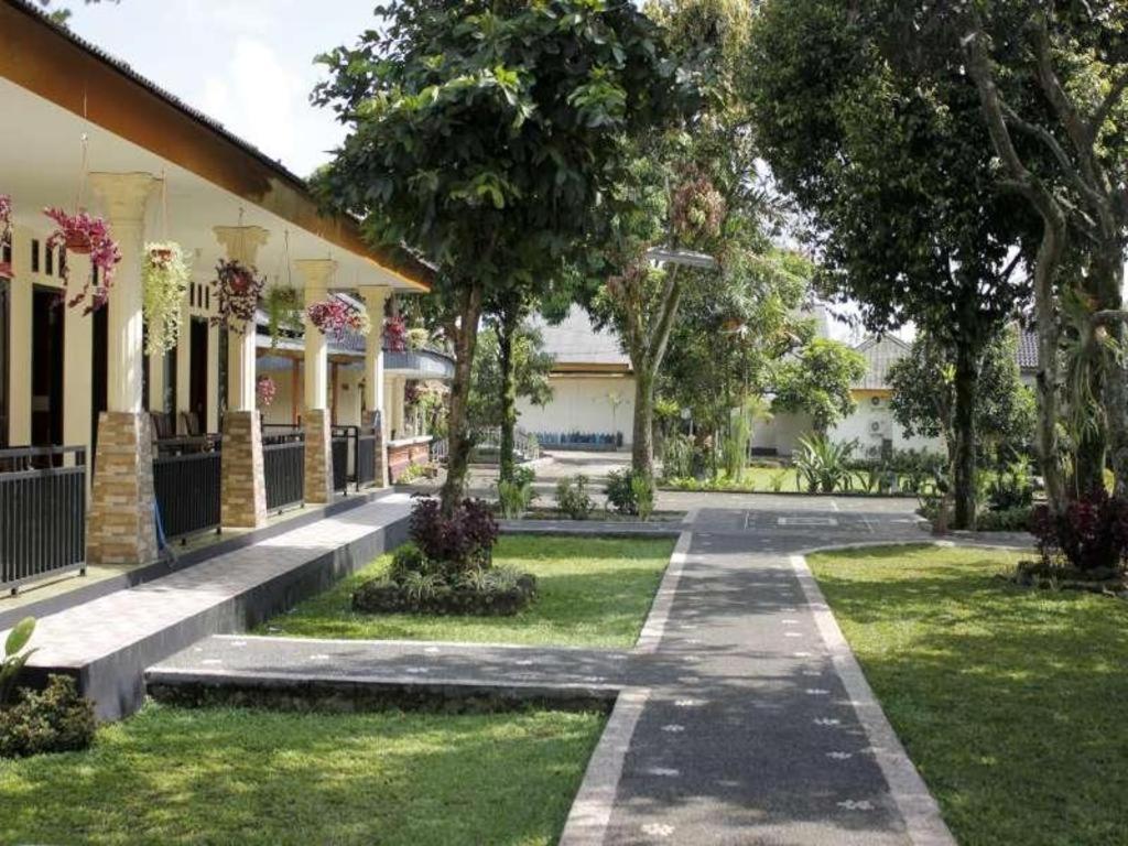 Hotel Indra Djaya Cisarua Exterior photo